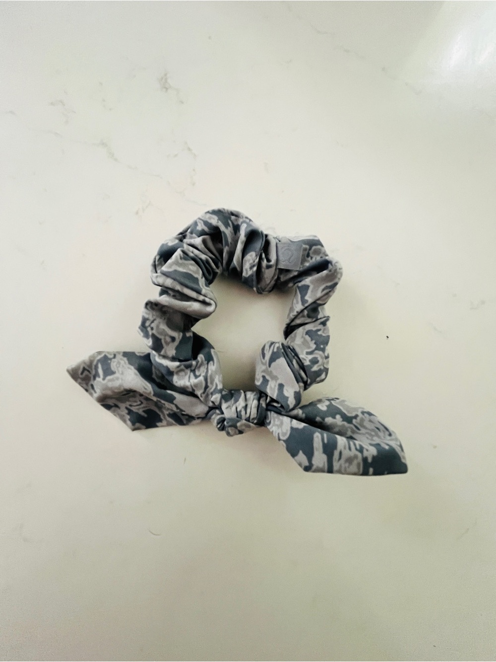 lululemon athletica Uplifting Bow Scrunchie Gray/Blue Camouflage